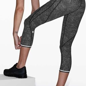 Women's Black Patterned Cropped Leggings